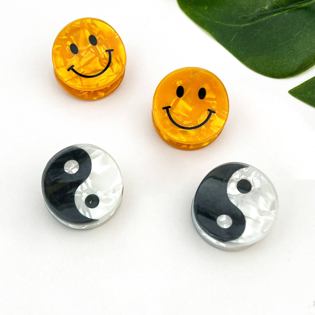 DORA mini hårlås med smiley design, lille hårklemme til styling, synlig i billedet.