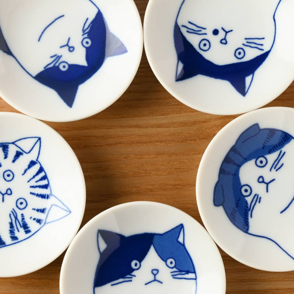 Lille SHICHI-tallerken i porcelæn med Mike-kattemotiv