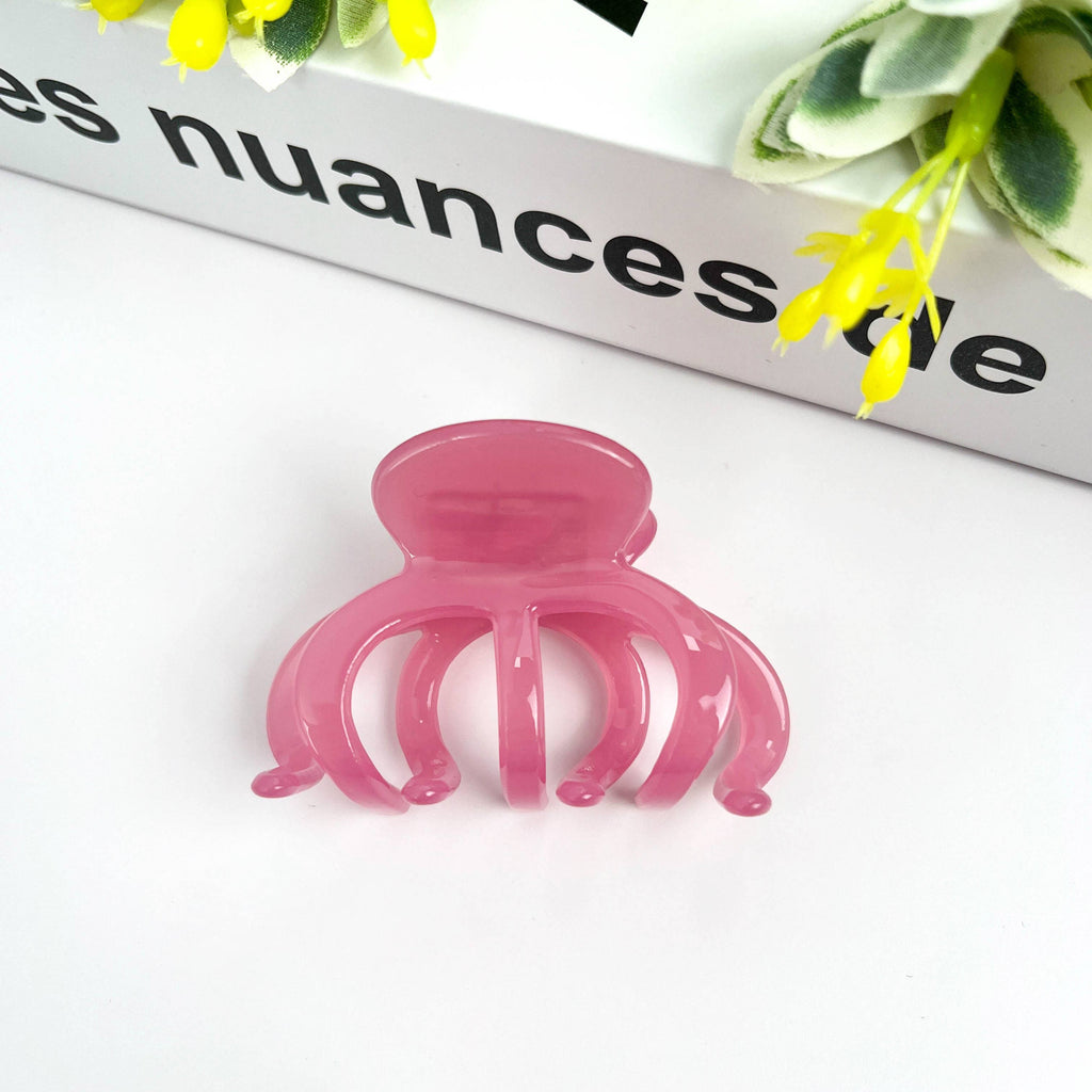 Pink DORA hair clip with medium size, stylish hairklemme, shown holding back hair in a natural hairstyle.