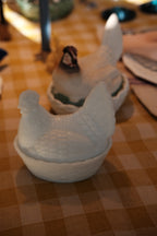 Vintage white Høne Æg bowl by DORA VINTAGE, featuring a classic design and intricate detailing.