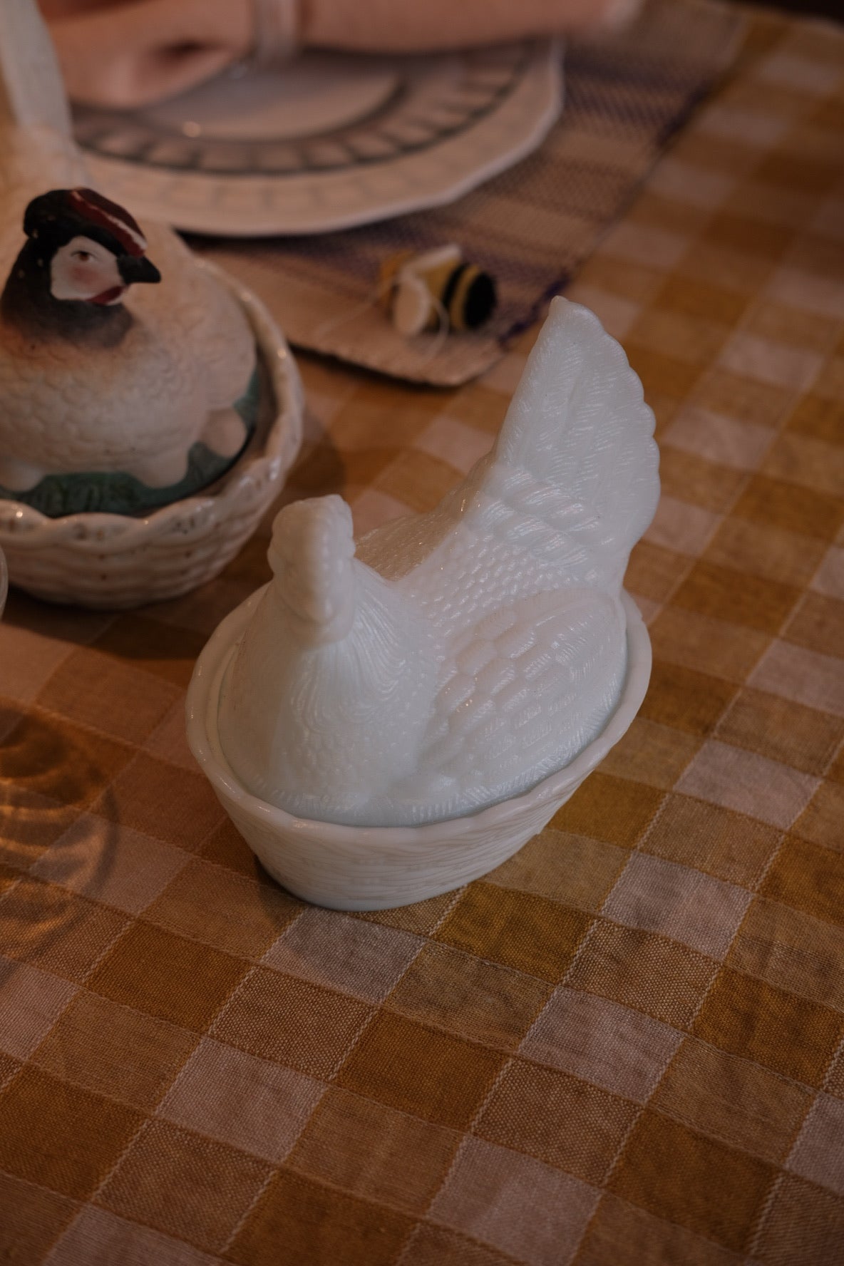 Vintage white bowl with Høne and Æg design from DORA VINTAGE, showcasing elegant craftsmanship and classic style.