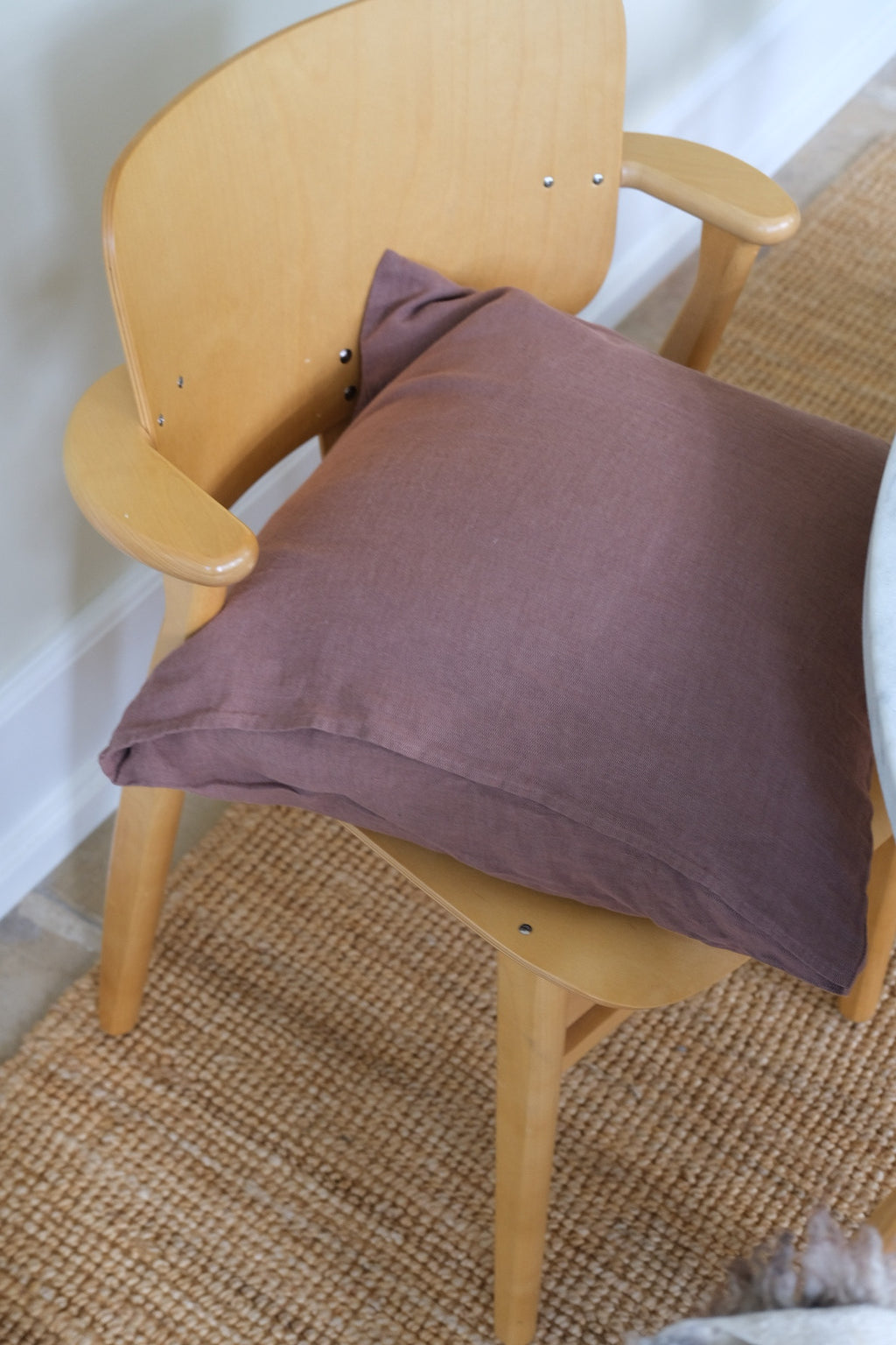 Chokoladefarvet hørpude fra Linge Particulier, 50x50 cm, blød og elegant pude til sofa eller soveværelse.
