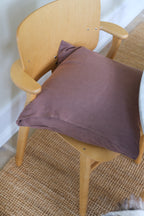 Chokoladefarvet hørpude fra Linge Particulier, 50x50 cm, blød og elegant pude til sofa eller soveværelse.