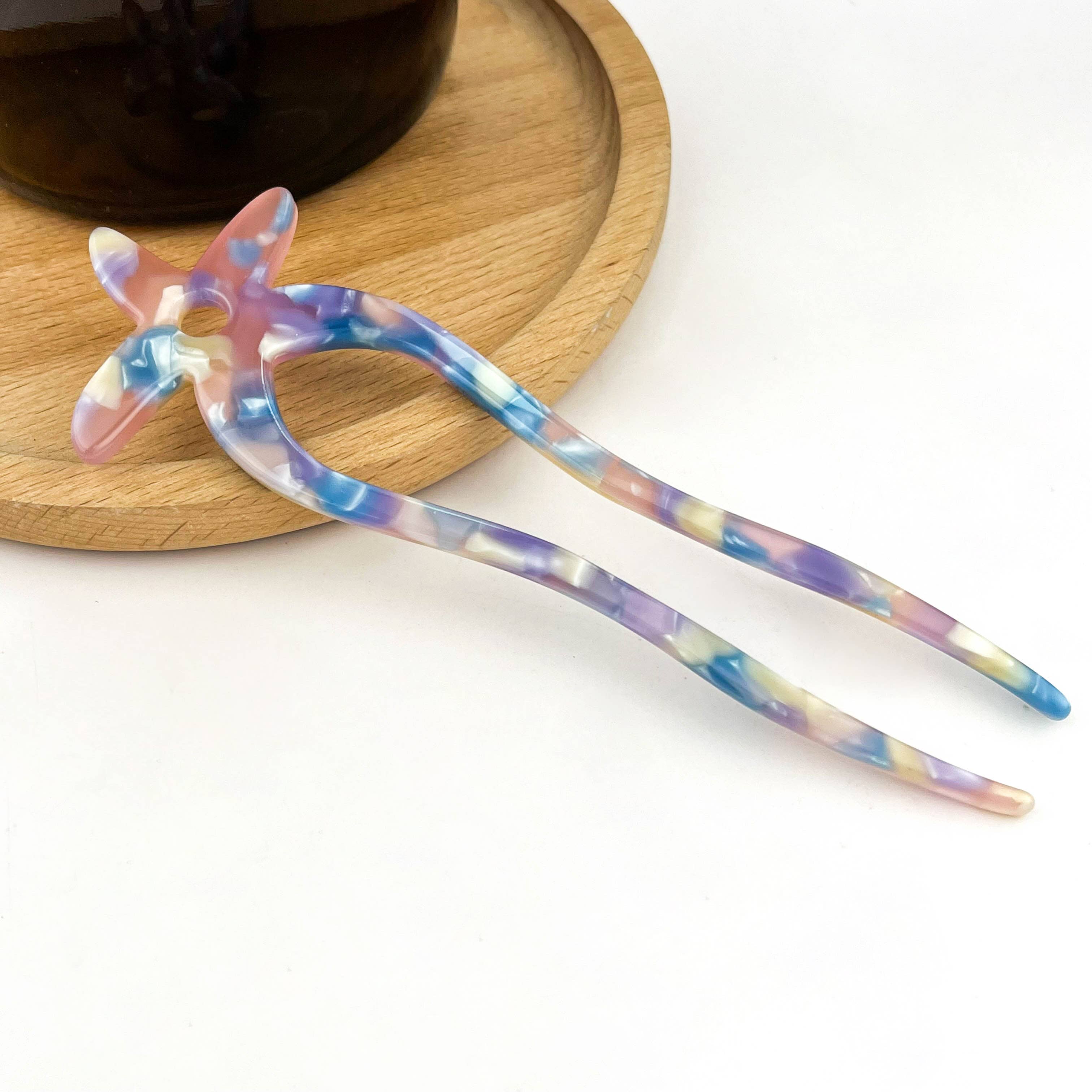 DORA hårklemme med pastel stjerne design, elegant hårklip til styling og tilbehør, synlig i billedet.