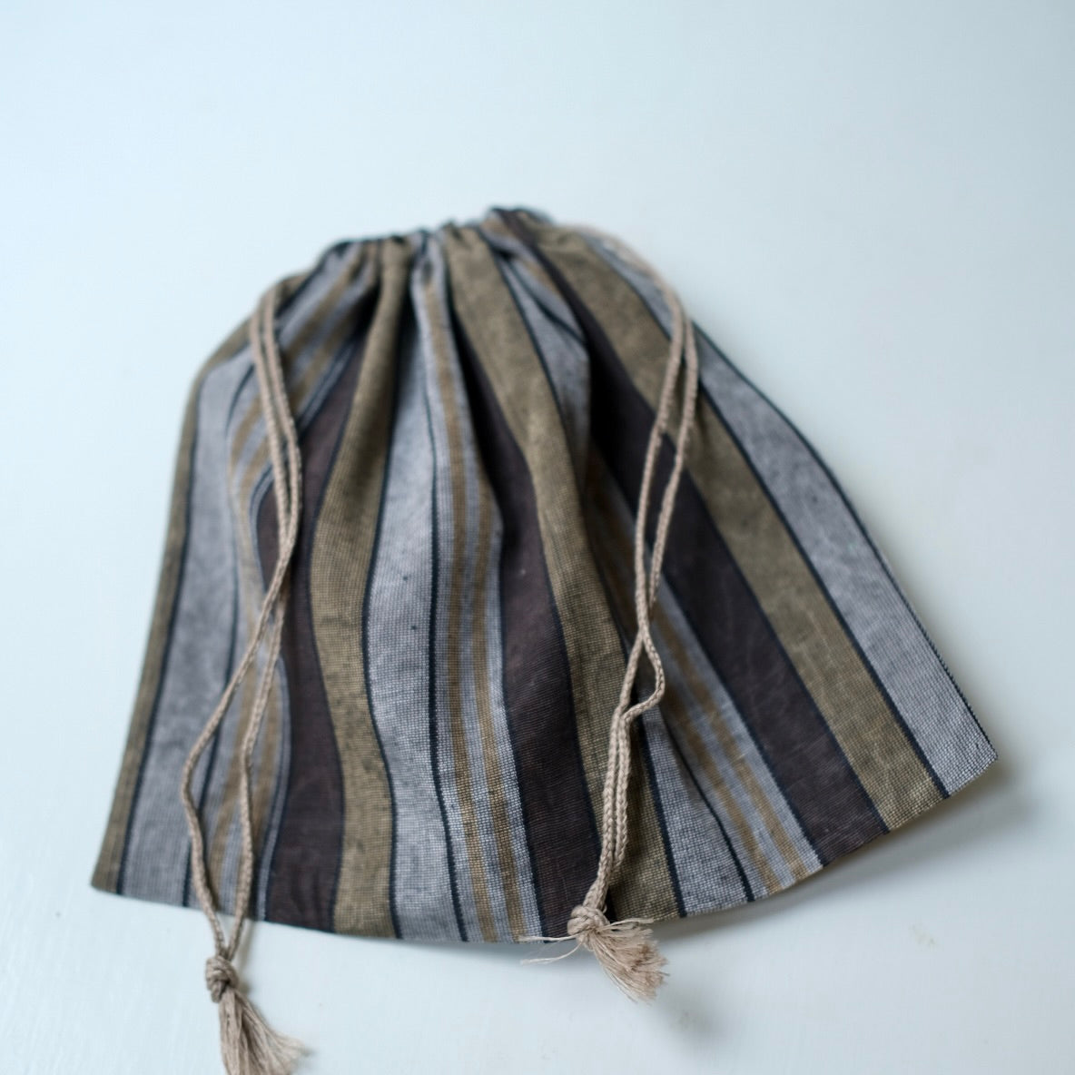 Pouch med snøre • Brun, beige og grå • 19 × 22 cm