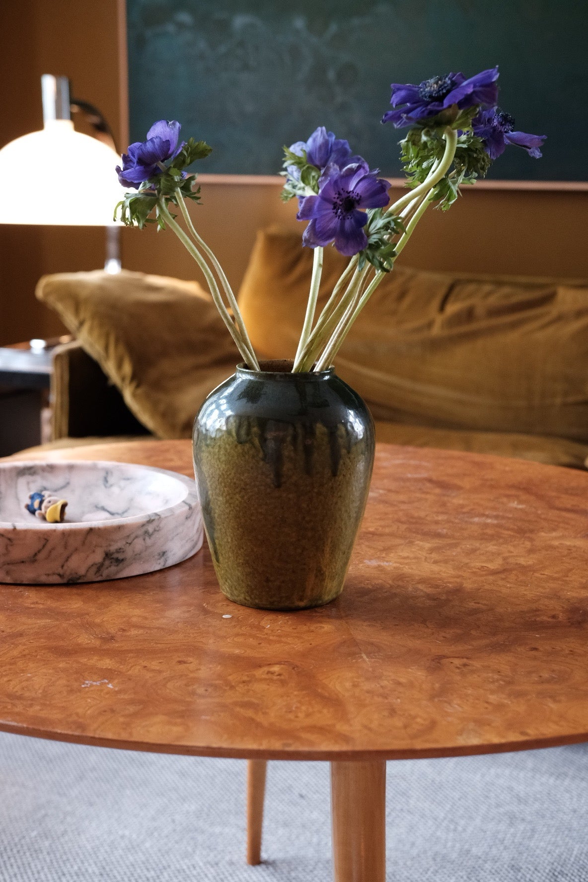 DORA VINTAGE keramik vase i vintage grøn farve med unik form, perfekt til dekorative blomsterarrangementer.