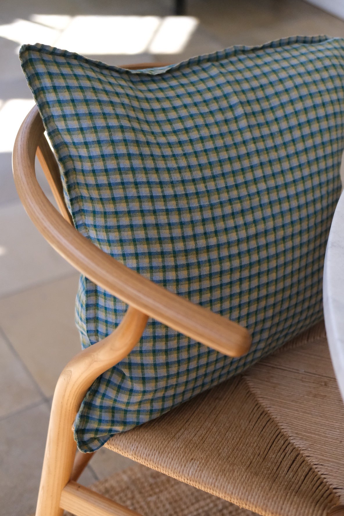 Hørpude fra Linge Particulier med Carreaux Vert Printanier mønster, mellemstor pude med elegant design og grønne firkantede print.