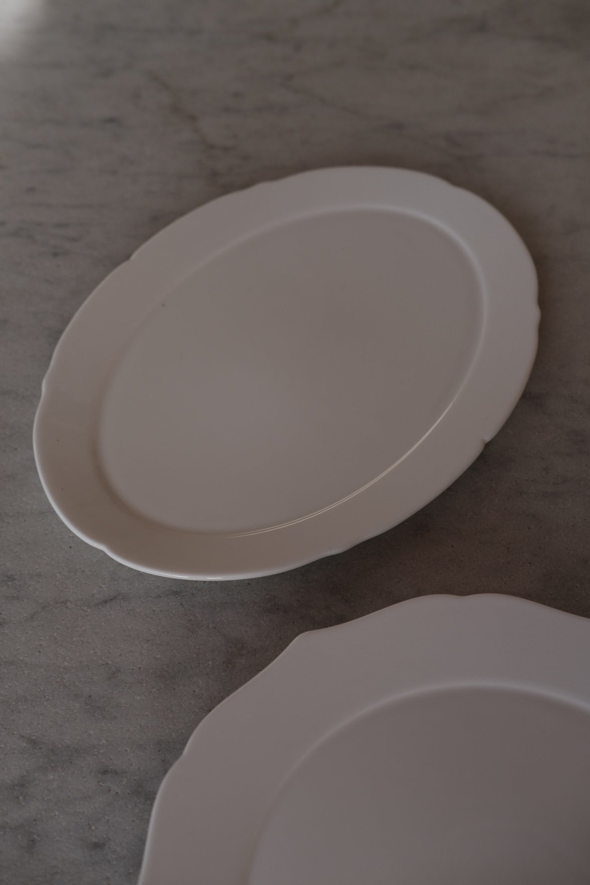 Serax Silhouette fad i 30 cm med elegant, moderne form og glat overflade, ideel til servering og dekoration.