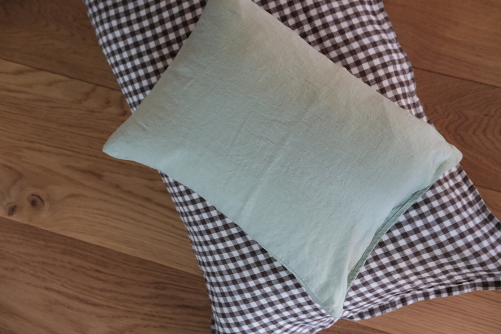 Linge Particulier Pudevår linen cushion in Vichy Marron pattern, 50x70 cm, with soft fabric and classic checked design.