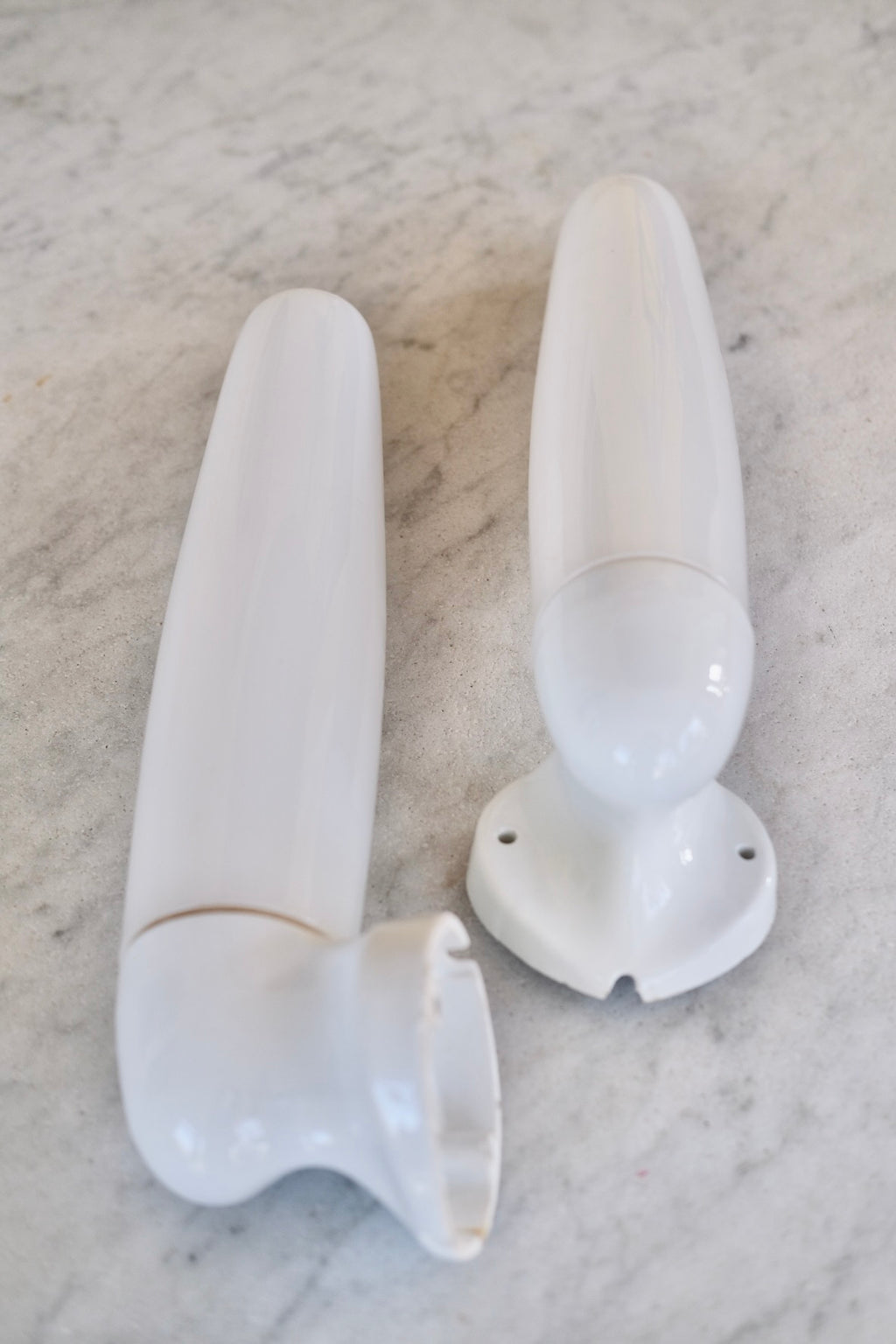 Hvid væglampe fra DORA VINTAGE til badeværelse, høj og elegant med vintage design.