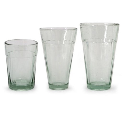 Teglas fra DORA, presset indisk glas, med mønster og klar overflade, velegnet til servering af drikkevarer.