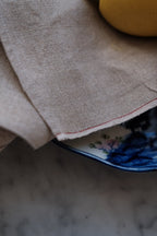 Hørserviet fra DORA med elegant, naturligt udseende og blødt materiale, perfekt til borddækning.