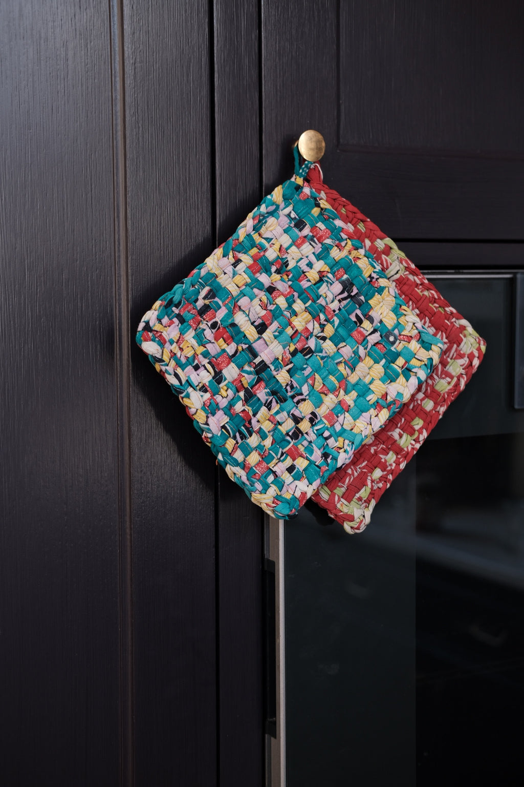 Assorterede genbrugstekstil grydelapper fra A World of Craft med farverige, unikke design i Sari-stil, til køkkenbrug