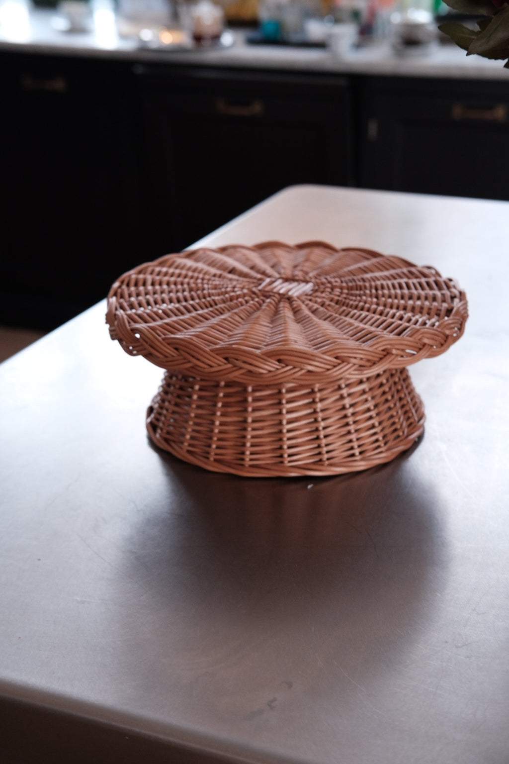 Curved fade opsats by Eturel Madrid showcasing a smooth, modern design in elegant colors.