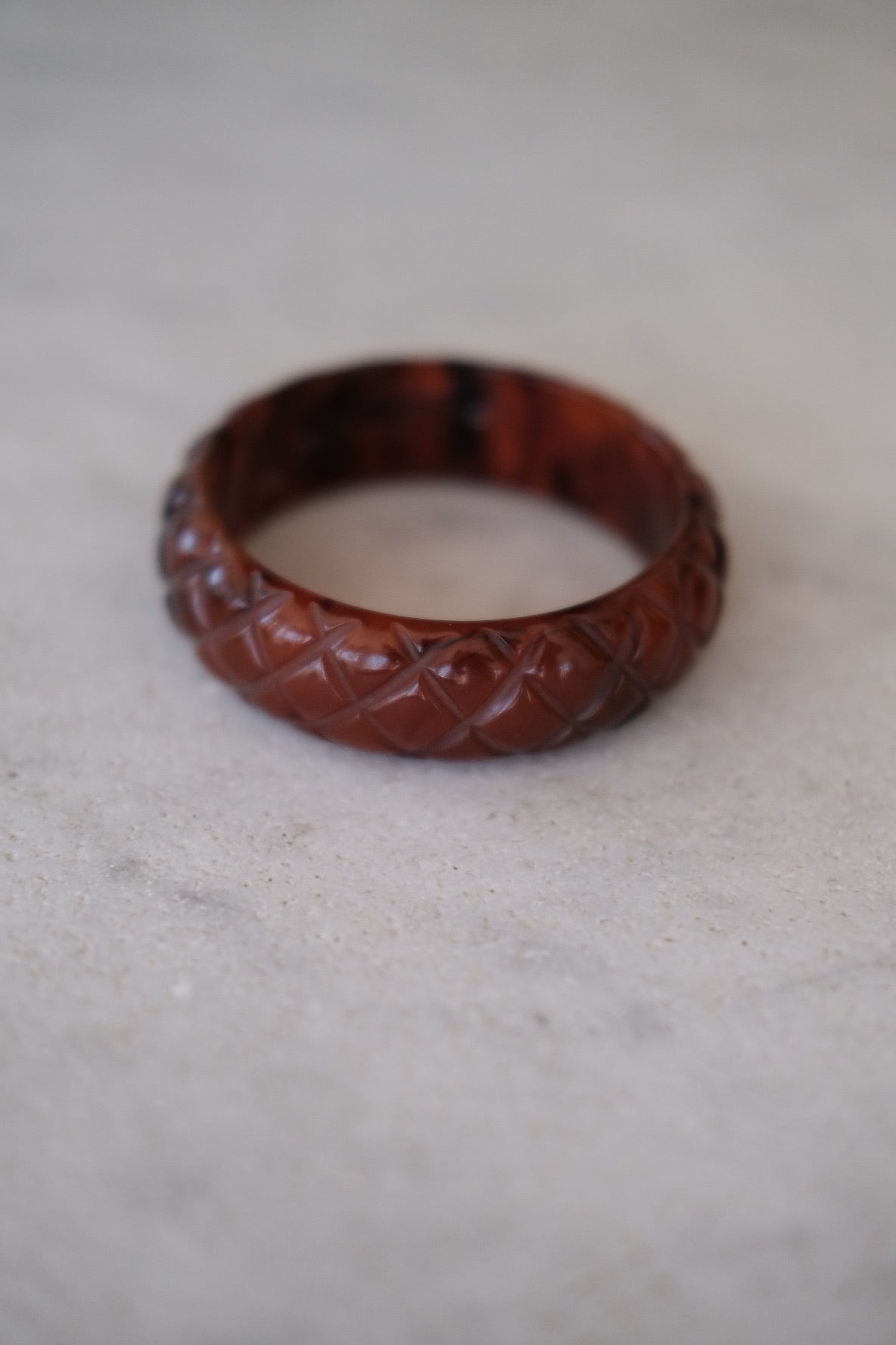Brunt vintage armbånd fra DORA VINTAGE, smykker med retro stil og unikt design, synligt på billedet.
