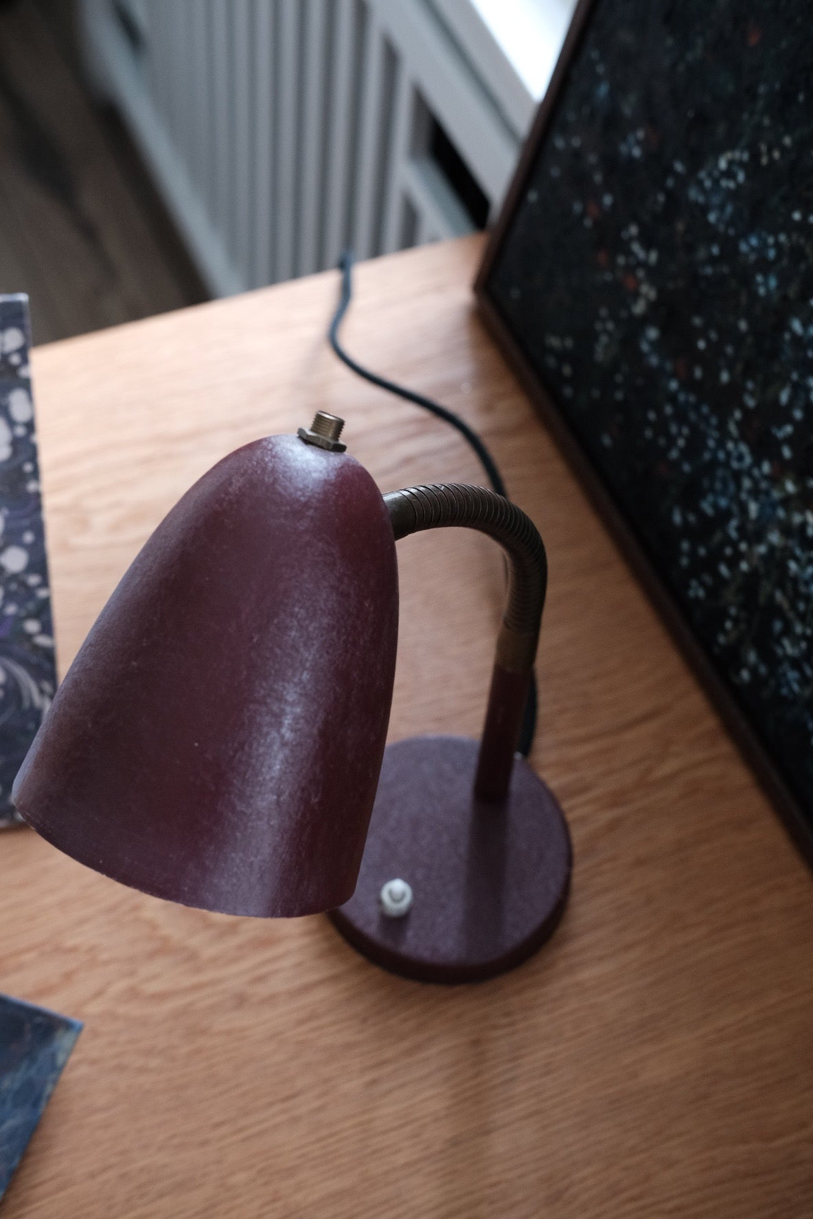 Mørkerød bordlampe i vintage stil fra DORA VINTAGE til stuebord eller sidebord, med klassisk design og varm glød