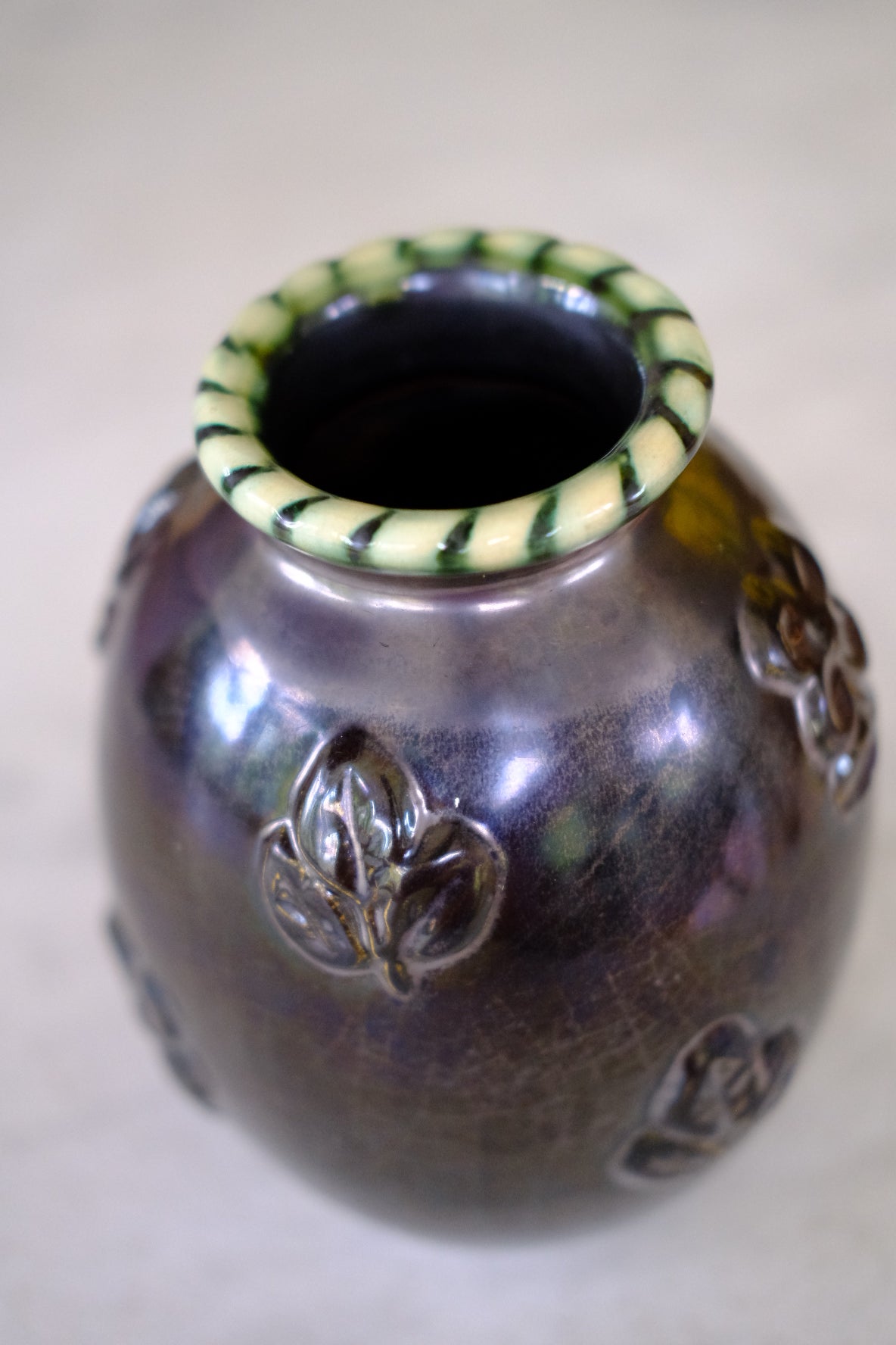 Vintage • Vase • Keramik • Mørkebrun med blomster motiver