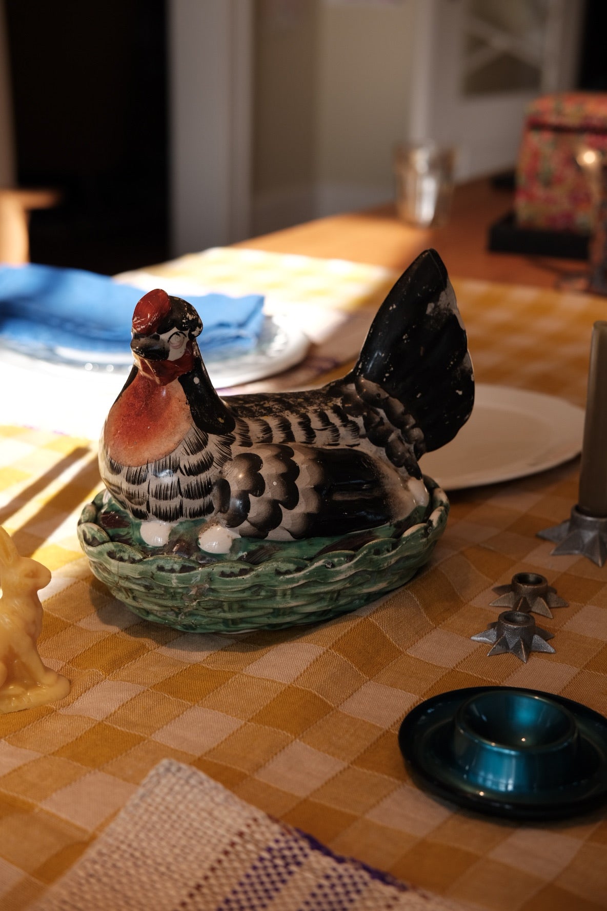 Vintage Høne Æg mørk skål by DORA VINTAGE showcasing intricate design and rich colors.