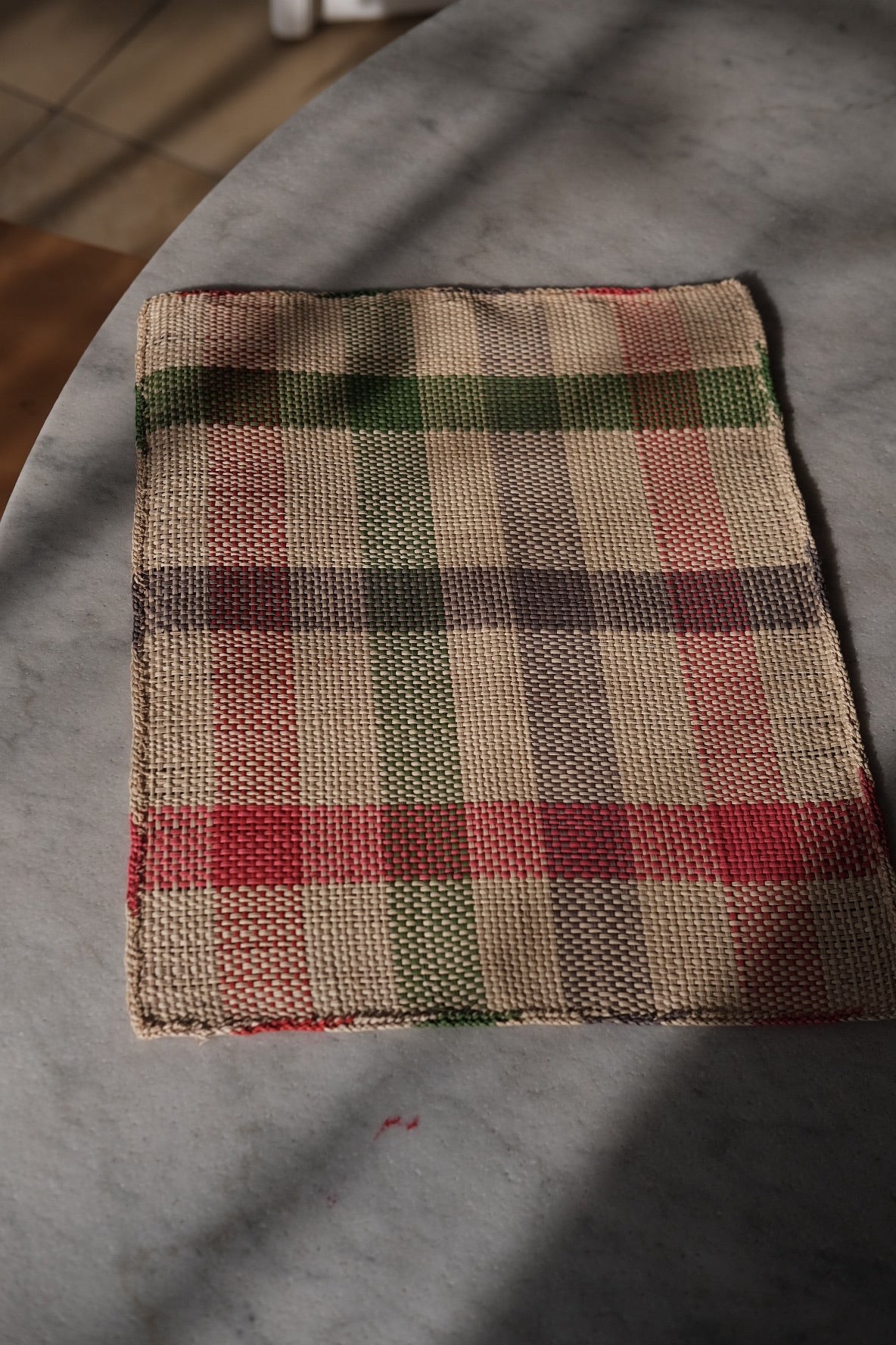 Dækkeserviet • Palmeblade • Iraca • Grøn, Rød & Grå Tern • DORA