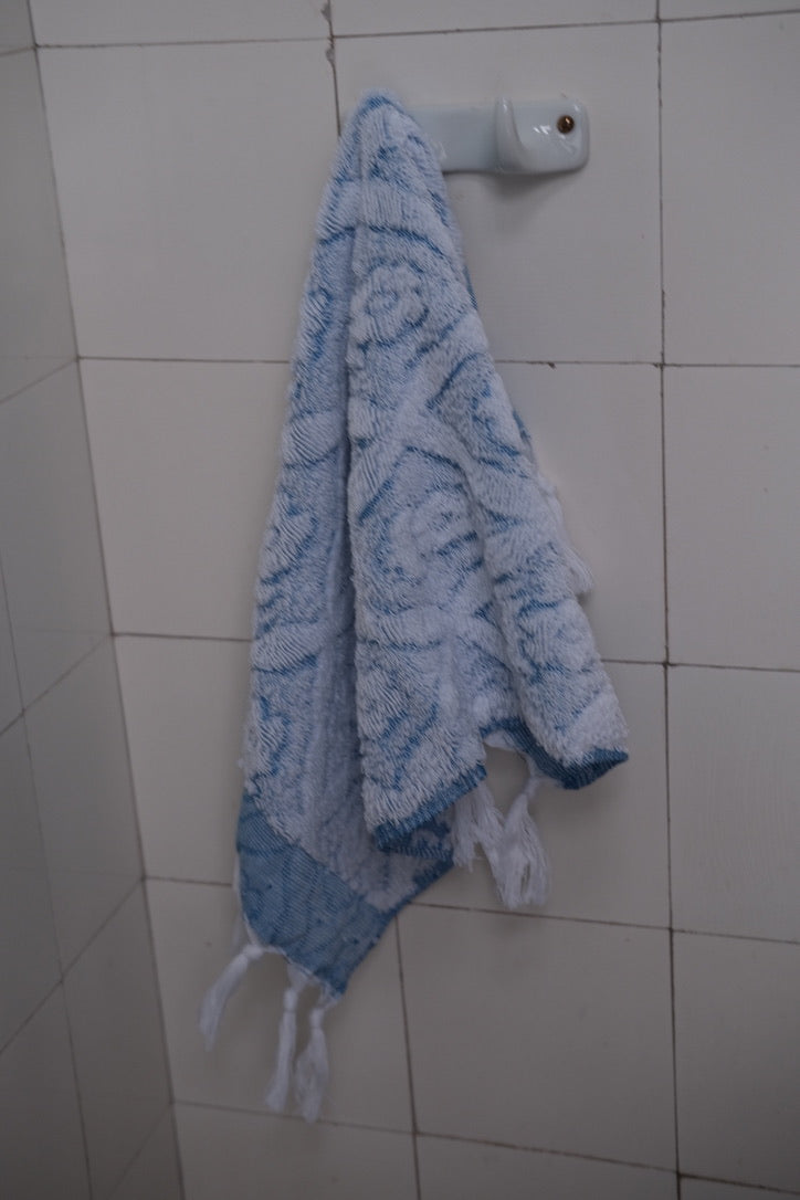 Blåt DORA håndklæde på 50x30 cm, vises med blødt stof og fin tekstur.