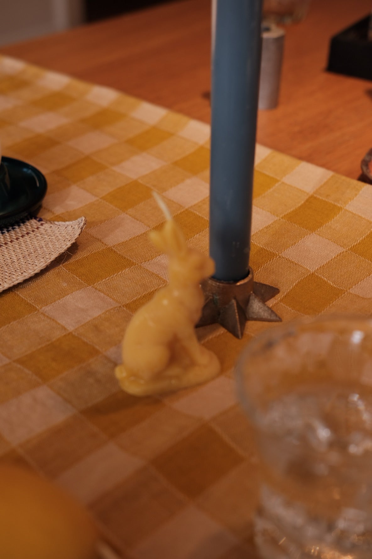 DORA Bivoks julelys featuring a charming Easter bunny design in soft pastel colors.