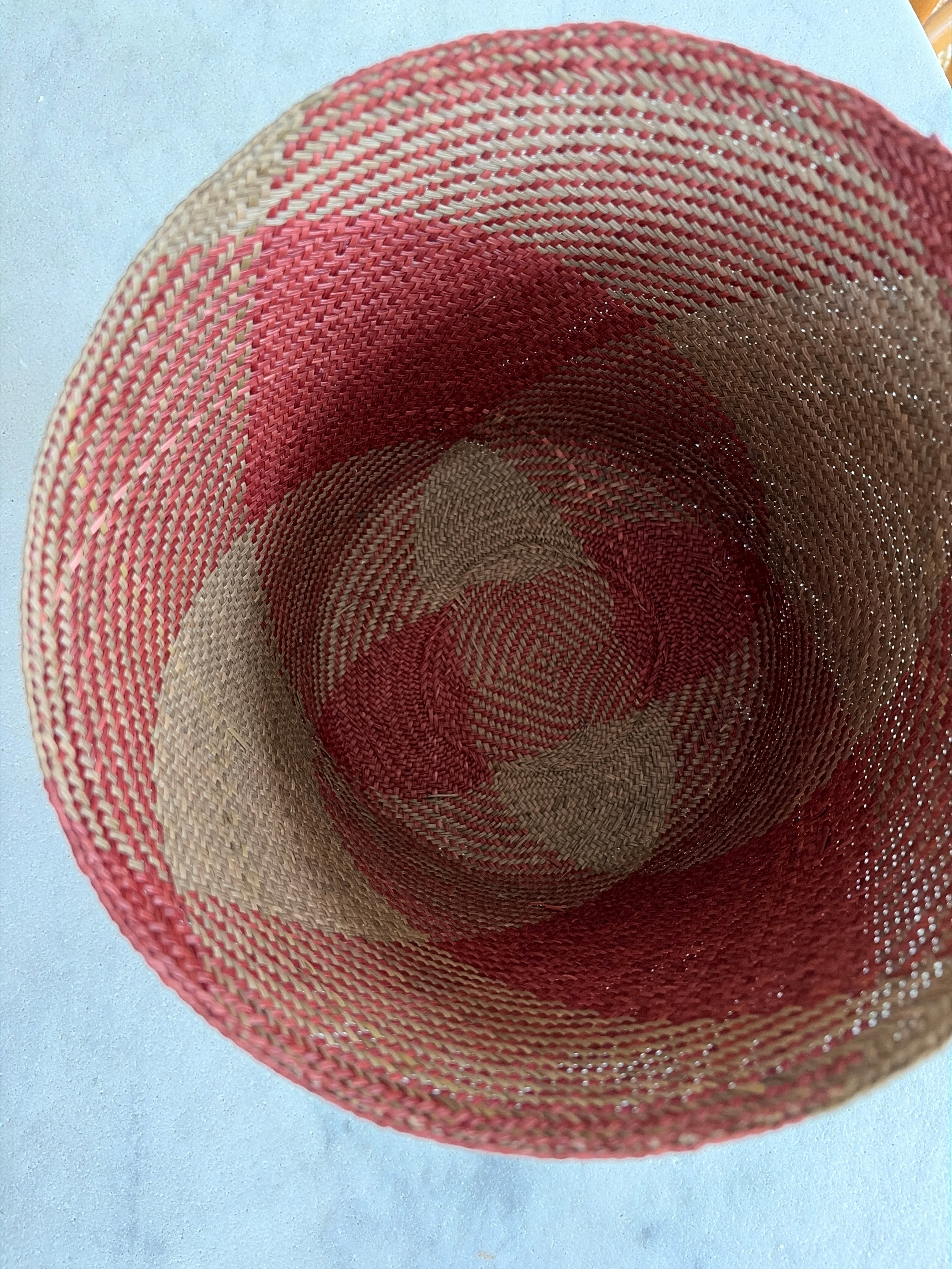 Braided basket in Iraca palm leaves • medium • Natural and dark pink