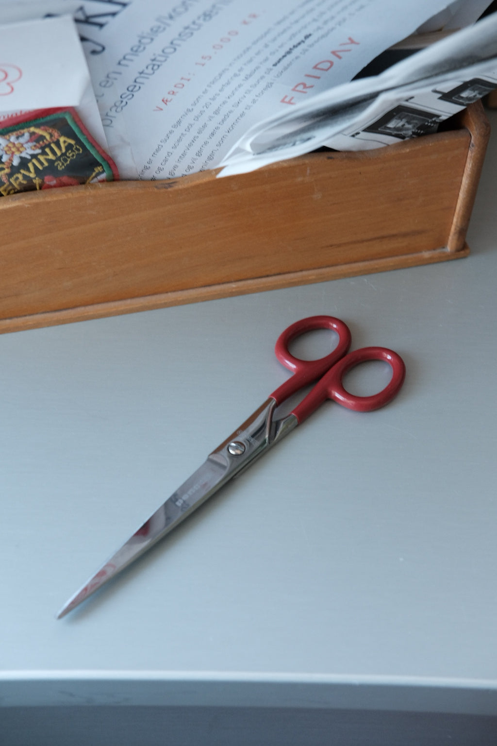 Saks • Rød Emalje • Stor