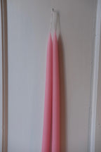 Hand-dipped Kronelys stearinlys in baby pink, 45 cm tall, by Kunstindustrien, shown in a natural candle display.