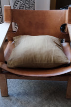 Linge Particulier Hør Pudevår in moutarde color, 50x50 cm linen cushion with textured fabric on a sofa.