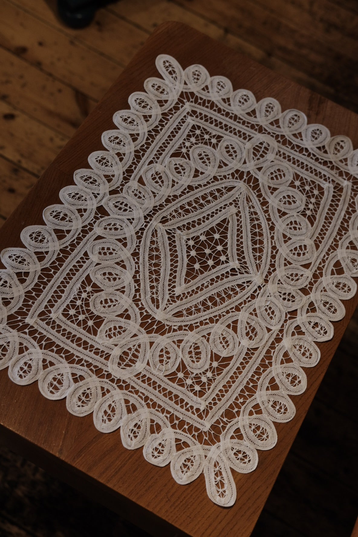 Dækkeserviet • Kniplet • Bølger • Hvid