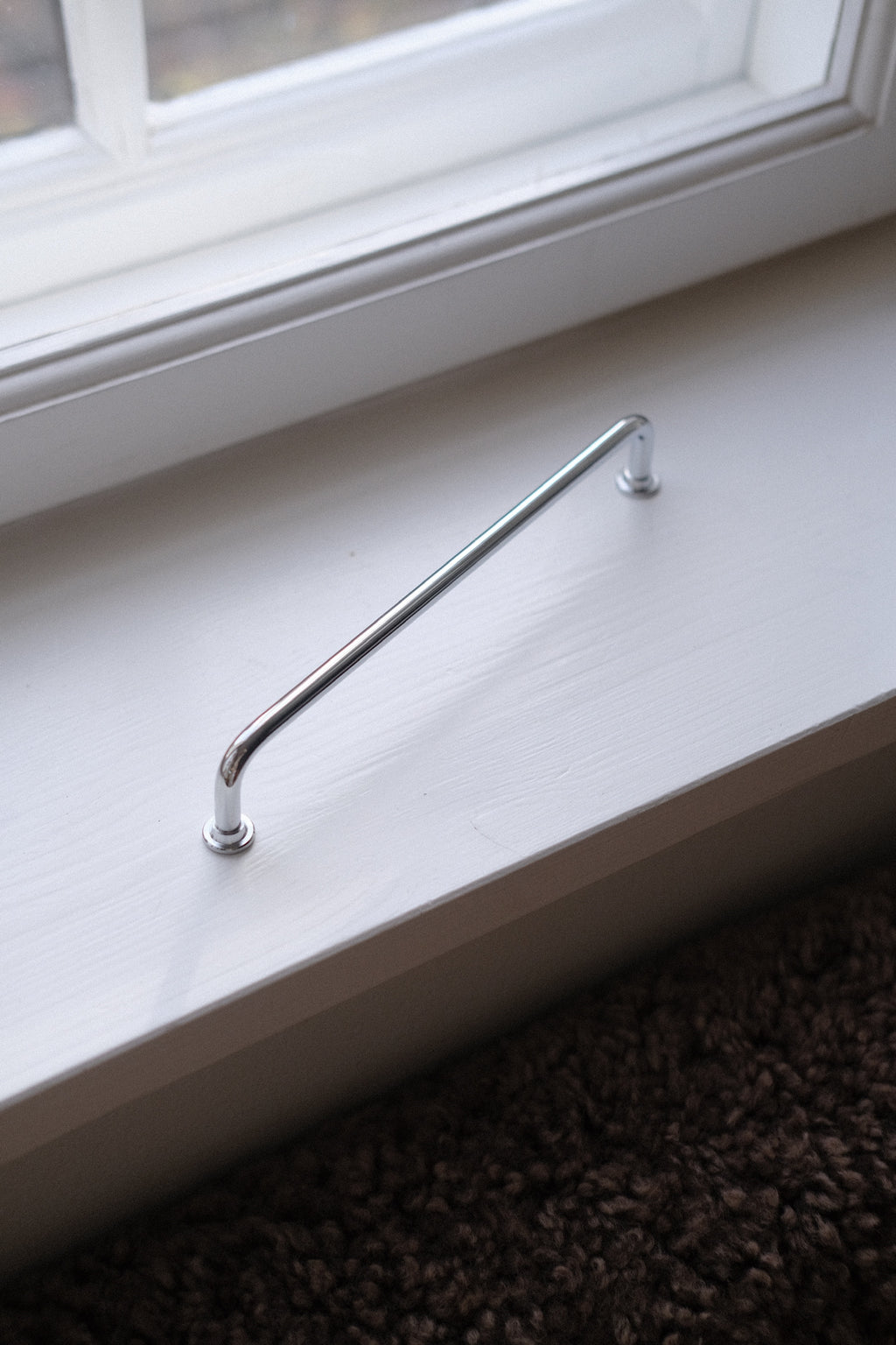 Bøjlegreb i krom 192 mm med rund fodskive • produktbillede