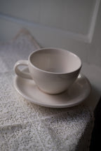 Hvid kop og underkop fra ACME Classic Medium, keramisk porcelænstype, synlig kop med underkop på billedet