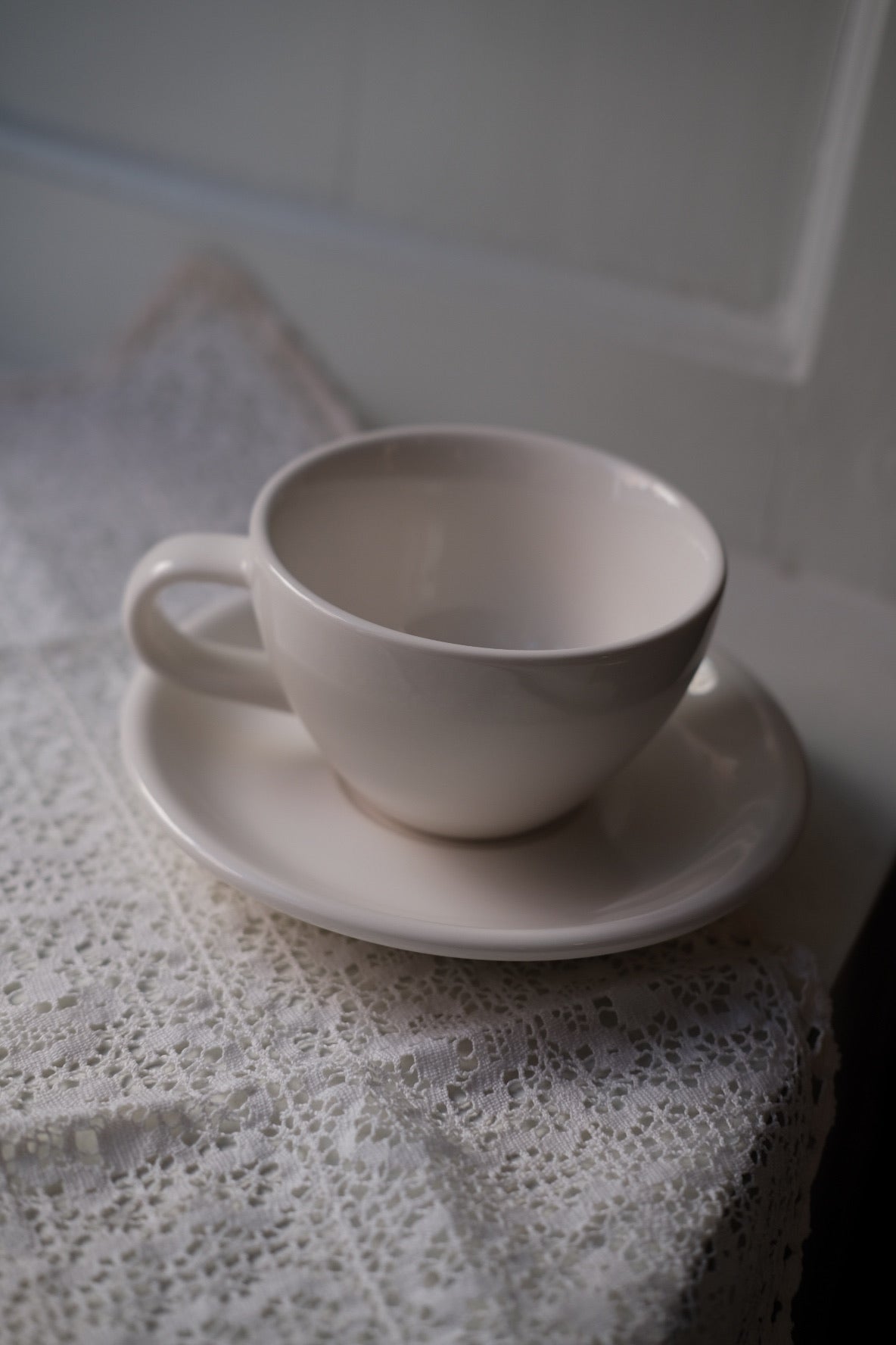 Hvid kop og underkop fra ACME Classic Medium, keramisk porcelænstype, synlig kop med underkop på billedet