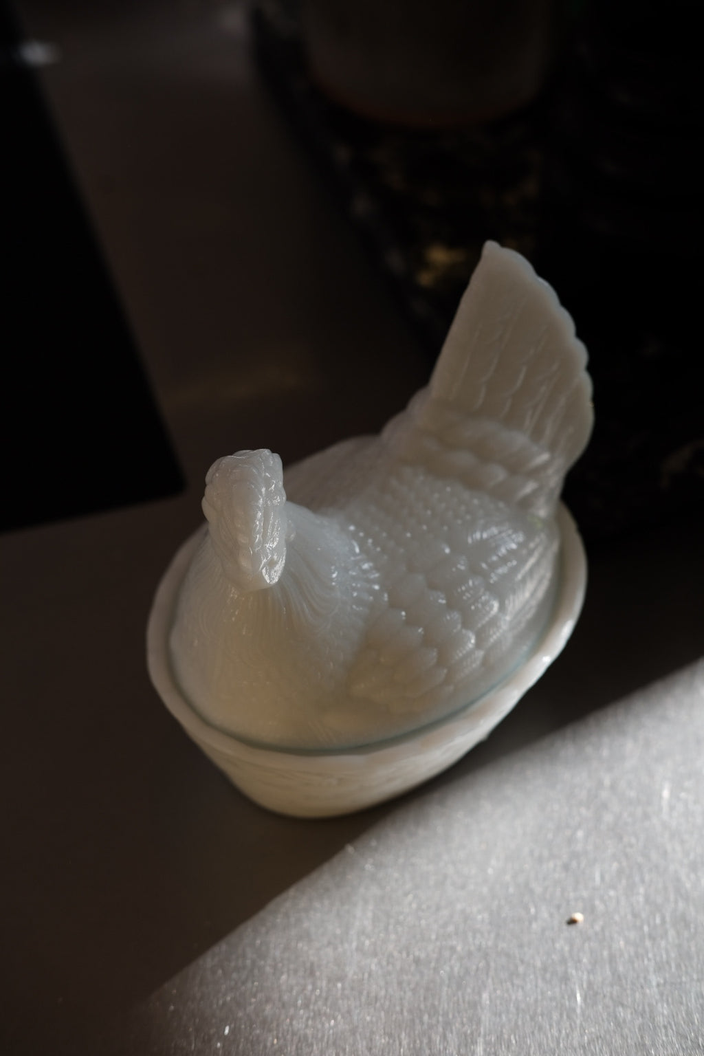 Vintage DORA VINTAGE white bowl with Høne and Æg design, featuring intricate detailing and a classic look.