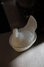 Vintage DORA VINTAGE white bowl with Høne and Æg design, featuring intricate detailing and a classic look.