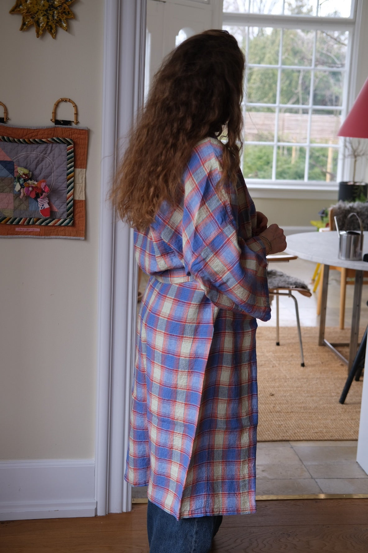 Blå ternet kimono i ekossais design fra Linge Particulier, let og sommerlig tilbehør i størrelse M.