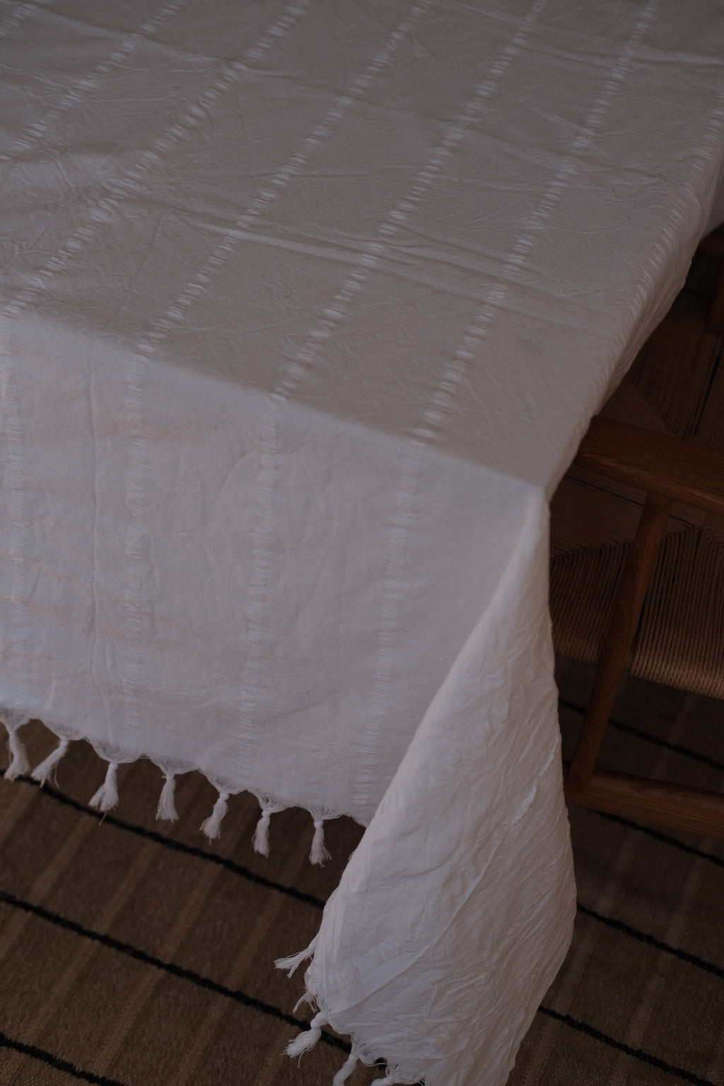 Hvid bomuldsdug fra DORA med mål 180 x 350 cm, blød og elegant til borddækning