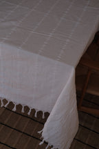 Hvid bomuldsdug fra DORA med mål 180 x 350 cm, blød og elegant til borddækning