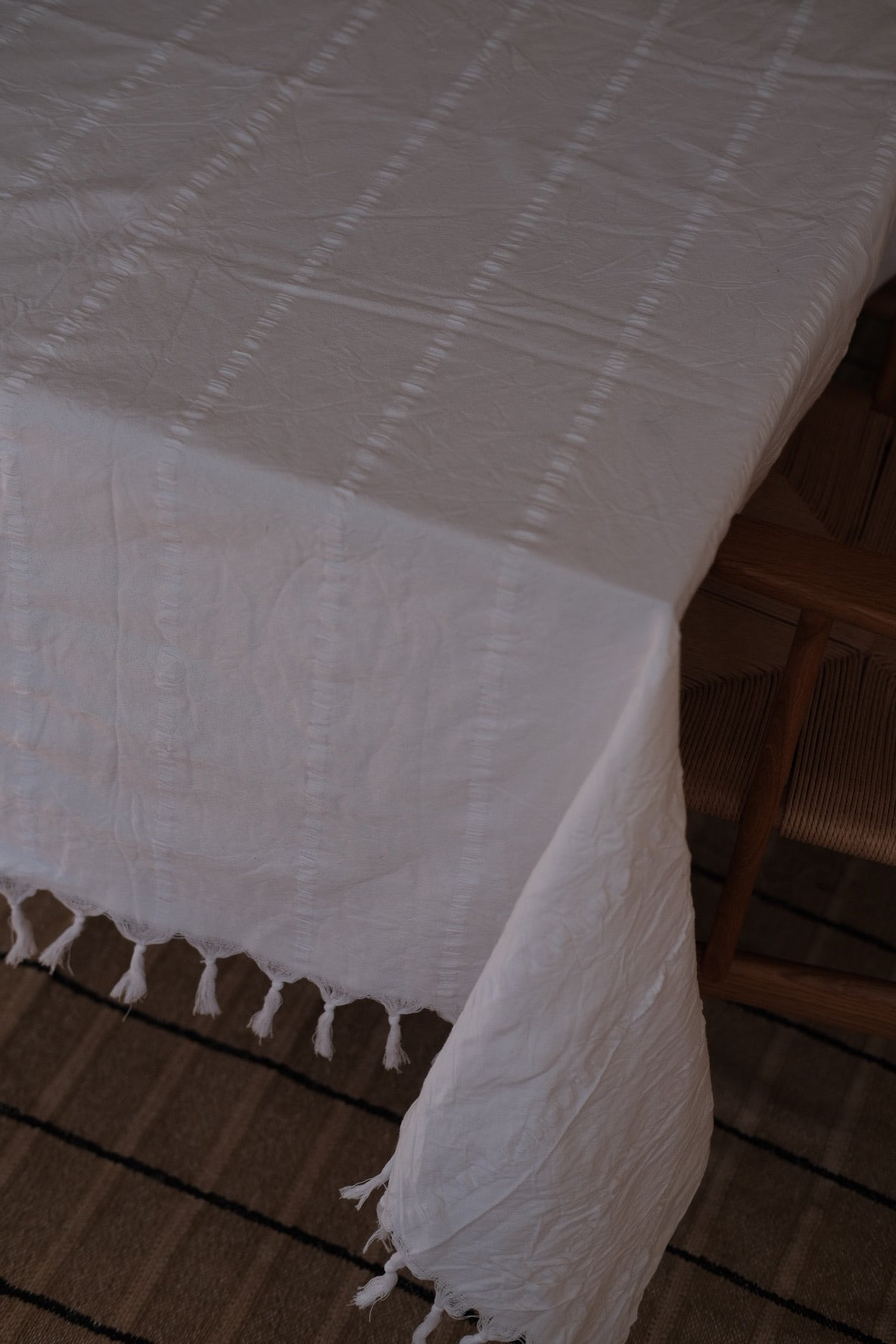 Hvid bomuldsdug fra DORA med mål 180 x 350 cm, blød og elegant til borddækning