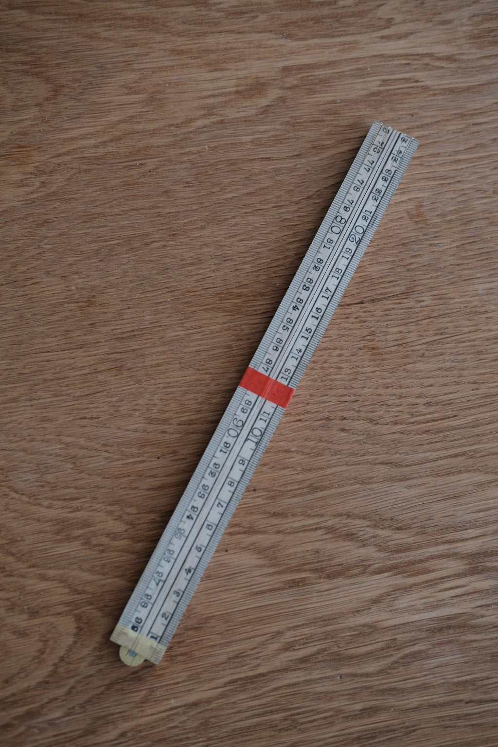 Hollandsk tommestok fra DORA, 1 meter lang, med træobjekt og tydelige målelængder.