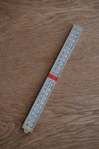 Hollandsk tommestok fra DORA, 1 meter lang, med træobjekt og tydelige målelængder.