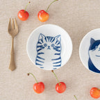 Lille SHICHI-tallerken i porcelæn med Mike-kattemotiv
