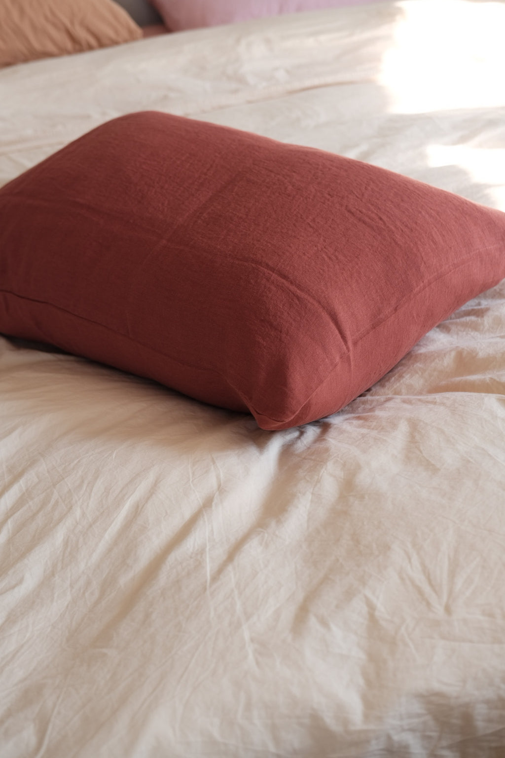 Linge Particulier hør Pudevår cushion in Brique color, 50x70 cm, with textured linen fabric and decorative stitched edges.