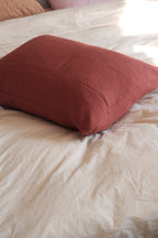 Linge Particulier hør Pudevår cushion in Brique color, 50x70 cm, with textured linen fabric and decorative stitched edges.