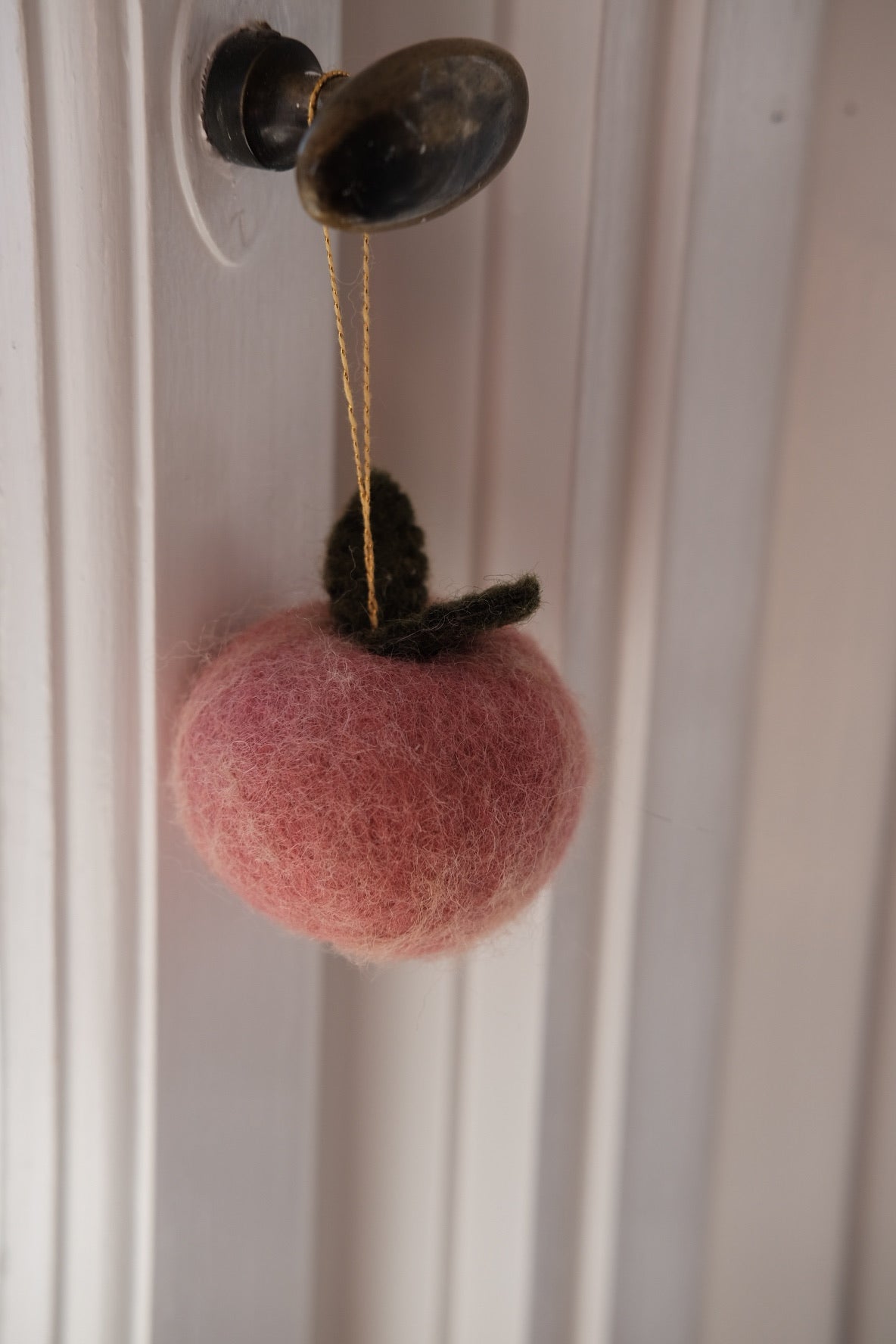 Gamcha Pynt Æble Uld Easter decoration featuring a soft, handcrafted wool apple for spring and Easter celebrations.