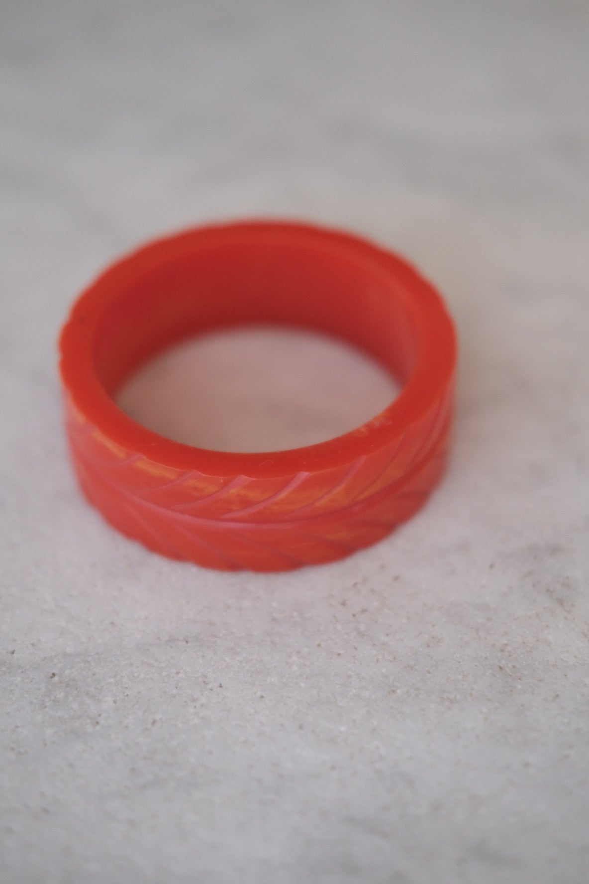 Orangerødt vintage armbånd fra DORA VINTAGE, smykker med elegant design og flot farve.