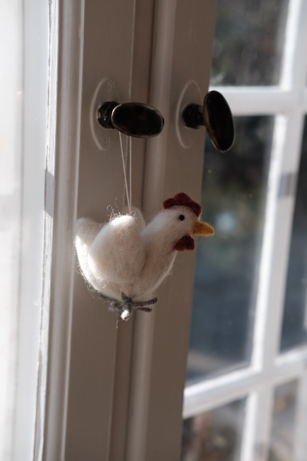 Gamcha Pynt Høne Uld Easter decoration featuring a colorful, soft wool hen for spring and Easter decor.