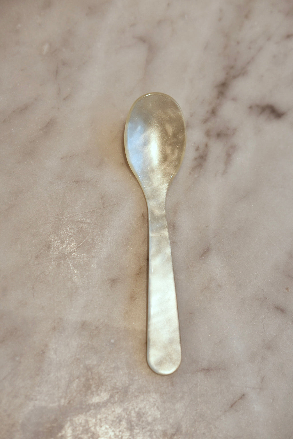 Heim Söhne ske lavet af æg og creme, traditionelt køkkenredskab med træhåndtag og rund skeform.
