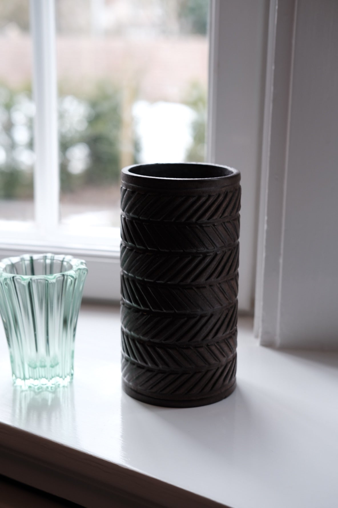 Brun keramikvase i vintage stil fra DORA VINTAGE, med elegant form og glat overflade, perfekt til blomsterdekorationer.