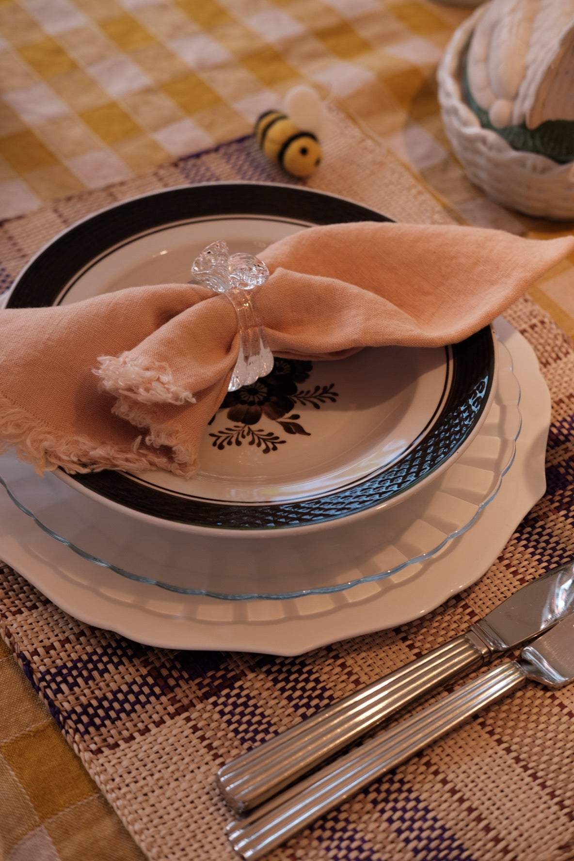 Vintage Royal Copenhagen 'Brun Morgenfrue' tallerken featuring intricate floral design and elegant craftsmanship.